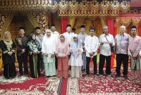 Wakil Wali Kota Batam Amsakar Achmad bersama Perkumpulan Selingsing (Senayang, Lingga, Singkep) Kota Batam berbagi dengan Anak Yatim, Dhuafa dan Lansia. Kegiatan tersebut digelar di Gedung Lembaga Adat Melayu (LAM) Kota Batam, Minggu (9/4/2023). Foto: MC Batam 