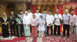Wakil Wali Kota Batam Amsakar Achmad bersama Perkumpulan Selingsing (Senayang, Lingga, Singkep) Kota Batam berbagi dengan Anak Yatim, Dhuafa dan Lansia. Kegiatan tersebut digelar di Gedung Lembaga Adat Melayu (LAM) Kota Batam, Minggu (9/4/2023). Foto: MC Batam 