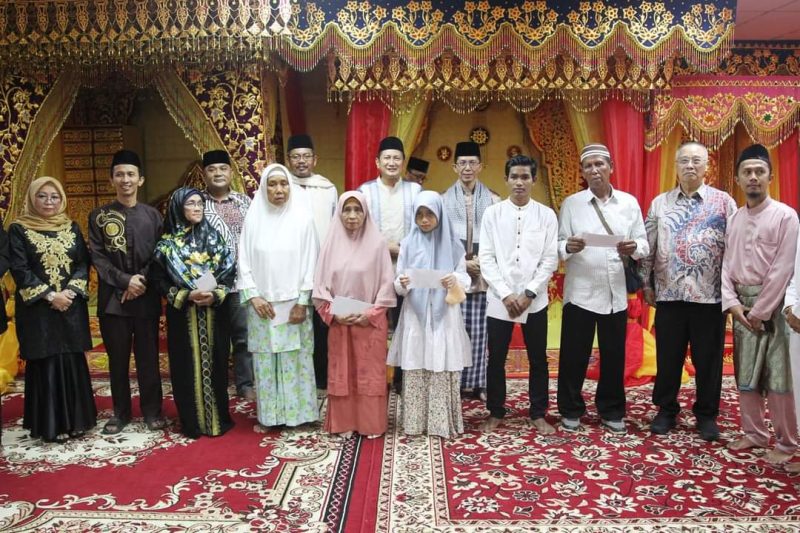 Wakil Wali Kota Batam Amsakar Achmad bersama Perkumpulan Selingsing (Senayang, Lingga, Singkep) Kota Batam berbagi dengan Anak Yatim, Dhuafa dan Lansia. Kegiatan tersebut digelar di Gedung Lembaga Adat Melayu (LAM) Kota Batam, Minggu (9/4/2023). Foto: MC Batam