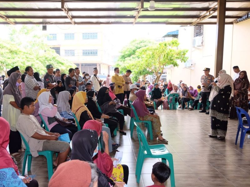 Wali Kota Tanjungpinang, Hj. Rahma, S.Ip.,MM., membagikan bantuan cadangan beras pemerintah secara simbolis kepada sejumlah masyarakat Tanjungpinang, Selasa (11/4/2023). Foto: Diskominfo Tanjungpinang 