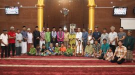 Wakil Wali Kota Batam Amsakar Achmad saat safari Ramadan di Masjid Ar Rahman Komplek Baloi Kusuma Indah Batu Selicin, Lubuk Baja, Selasa (11/4/2023). Foto: MC Batam 
