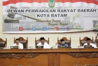 Wakil Wali Kota Batam, Amsakar Achmad pada Rapat Paripurna ke-11 Masa Persidangan II Tahun Sidang 2023 di Gedung DPRD Kota Batam, Rabu (12/4/2023). Foto: MC Batam