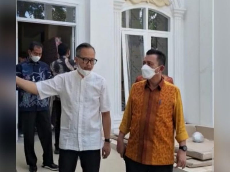 Gubernur Ansar saat meninjau progres pengerjaan rumah singgah di Jakarta. Foto: Diskominfo Kepri