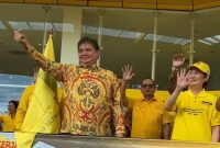 Airlangga Hartarto Ketua Umum DPP Golkar didampingi Sekjen dan Cen Sui Lan serta jajaran menyapa 500-an pemudik gratis di Kantor DPP Golkar, Jakarta Barat, Rabu (12/4/2023). Foto: Tangkapan Layar 