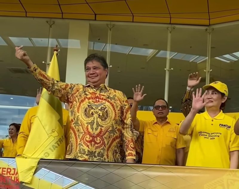 Airlangga Hartarto Ketua Umum DPP Golkar didampingi Sekjen dan Cen Sui Lan serta jajaran menyapa 500-an pemudik gratis di Kantor DPP Golkar, Jakarta Barat, Rabu (12/4/2023). Foto: Tangkapan Layar 