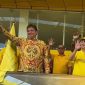 Airlangga Hartarto Ketua Umum DPP Golkar didampingi Sekjen dan Cen Sui Lan serta jajaran menyapa 500-an pemudik gratis di Kantor DPP Golkar, Jakarta Barat, Rabu (12/4/2023). Foto: Tangkapan Layar 