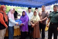 Wali Kota Tanjungpinang, Hj. Rahma, S.Ip.,MM., menyalurkan paket bingkisan berupa bahan pangan kepada 13 ribu masyarakat kurang mampu yang ada di Tanjungpinang, Kamis (13/4/2023). Foto: Diskominfo Tanjungpinang