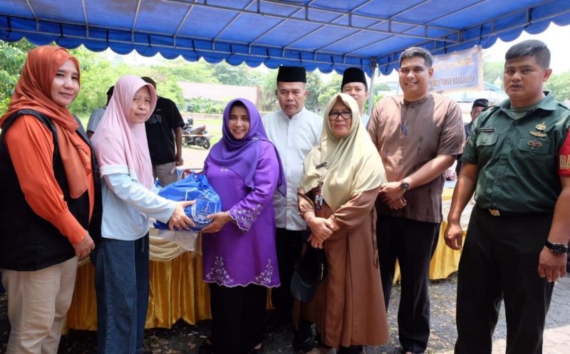 Wali Kota Tanjungpinang, Hj. Rahma, S.Ip.,MM., menyalurkan paket bingkisan berupa bahan pangan kepada 13 ribu masyarakat kurang mampu yang ada di Tanjungpinang, Kamis (13/4/2023). Foto: Diskominfo Tanjungpinang