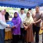 Wali Kota Tanjungpinang, Hj. Rahma, S.Ip.,MM., menyalurkan paket bingkisan berupa bahan pangan kepada 13 ribu masyarakat kurang mampu yang ada di Tanjungpinang, Kamis (13/4/2023). Foto: Diskominfo Tanjungpinang 