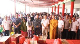 Wakil Wali Kota Batam Amsakar Achmad menghadiri pembagian sembako yang digelar Vihara Samudra Mentarau kepada masyarakat di Bulan Ramadan, Kamis (13/4/2023) siang. Foto: MC Batam 
