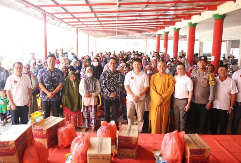 Wakil Wali Kota Batam Amsakar Achmad menghadiri pembagian sembako yang digelar Vihara Samudra Mentarau kepada masyarakat di Bulan Ramadan, Kamis (13/4/2023) siang. Foto: MC Batam 