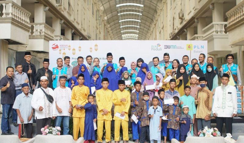 PT PLN Batam berbagi kebahagiaan pada bulan suci Ramadan 1444 Hijriah kepada yatim dan duafa di Batam, Kepuluan Riau dengan memberikan 1000 paket bantuan sembako kepada dhuafa dan santunan untuk anak yatim pada Rabu (13/4) di Kantor Pelayanan Batam Center. Foto: PLN Batam untuk INIKEPRI.COM 