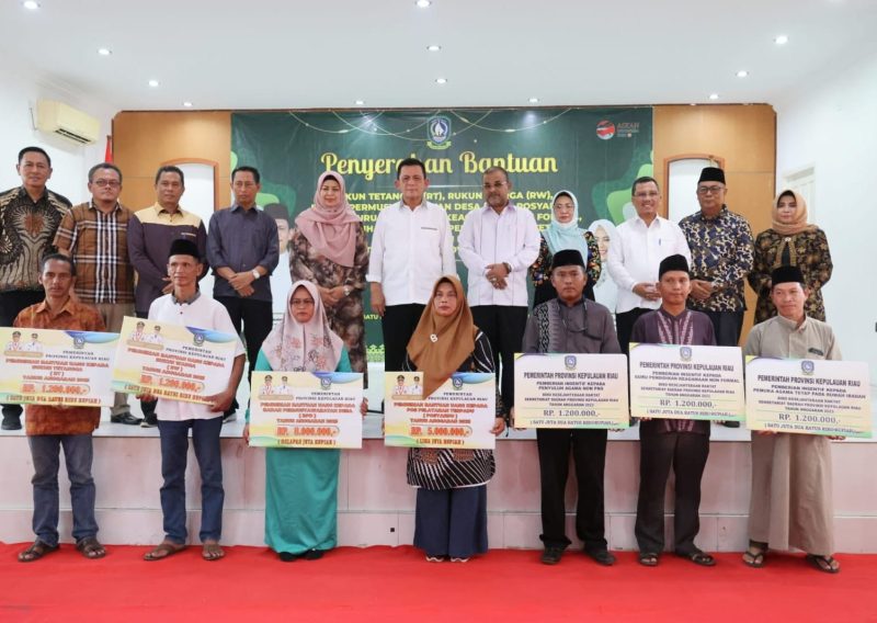 Penyerahan bantuan oleh Gubernur Ansar di Balai Sri Gading Tanjung Batu. Foto: Diskominfo Kepri 