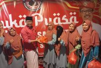 Momentum bulan suci Ramadan 1444 H/2023 M, dimanfaatkan banyak kalangan untuk berbagi dengan sesama, tak terkecuali Ketua Dewan Perwakilan Rakyat Daerah (DPRD) Kota Batam Nuryanto. Foto: INIKEPRI.COM 