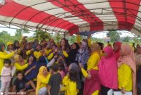 Anggota DPR RI dari Partai Golkar Dapil Kepulauan Riau Cen Sui Lan berfoto bersama dengan warga Kompleks Graha Mas, Marina. Foto: Istimewa 