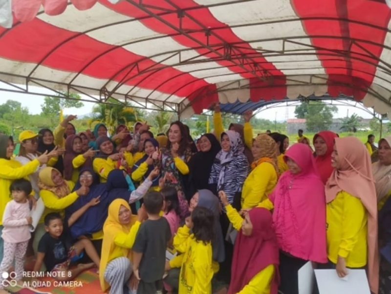 Anggota DPR RI dari Partai Golkar Dapil Kepulauan Riau Cen Sui Lan berfoto bersama dengan warga Kompleks Graha Mas, Marina. Foto: Istimewa 