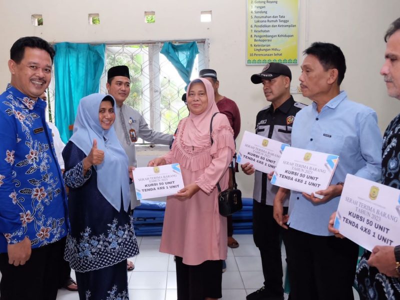 INIKEPRI.COM - Wali Kota Tanjungpinang, Hj. Rahma, S.Ip.,MM., menyerahkan bantuan tenda dan kursi kepada perwakilan RT yang ada di Kelurahan Kencana, Kecamatan Tanjungpinang Timur, Senin 17 April 2023. Foto: Diskominfo Tanjungpinang 