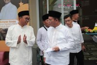 Gubernur Kepulauan Riau H Ansar Ahmad saat menghadiri kegiatan berbuka puasa bersama dengan warga Tanjung Piayu di Masjid Besar Ath-Thoriq. Sabtu, (15/4). Foto: Istimewa
