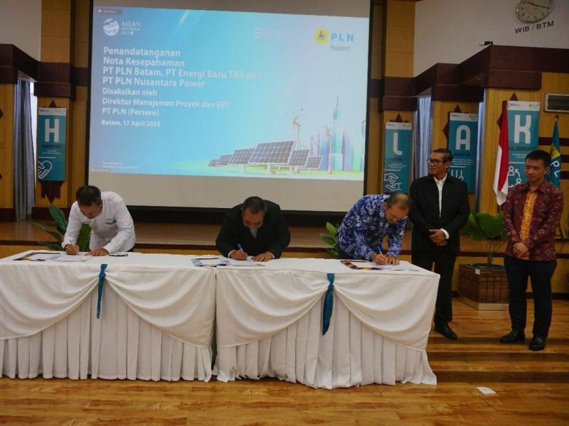 Penandatanganan MoU oleh Direktur Utama PT PLN Batam, M. Irwansyah Putra, Direktur Utama PT PLN Nusantara Power, Ruly Firmansyah dan Direktur Utama PT Energi Baru TBS, Dimas Adi Wibowo di Kantor Korporat PT PLN Batam, Senin (17/4). Serta disaksikan langsung oleh Direktur Mega Proyek dan Energi Baru Terbarukan PT PLN (Persero), Wiluyo Kusdwiharto. Foto: Dok. PLN Batam untuk INIKEPRI.COM 