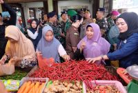 Wali Kota Tanjungpinang, Hj. Rahma, S.IP.,MM.,bersama Forkopimda melakukan peninjauan harga dan persediaan bahan pokok di Pasar Bintan Center, Selasa 18 April 2023. Foto: Diskominfo Tanjungpinang

