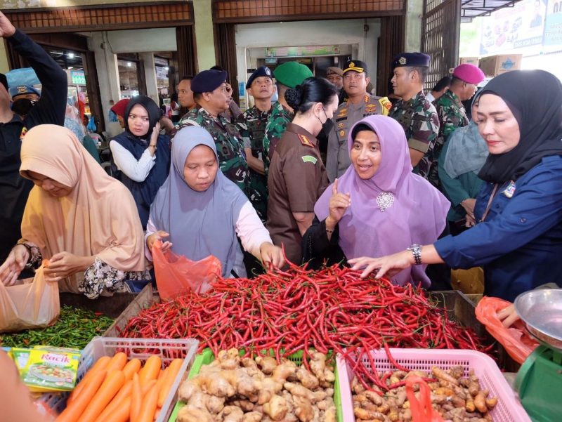 Wali Kota Tanjungpinang, Hj. Rahma, S.IP.,MM.,bersama Forkopimda melakukan peninjauan harga dan persediaan bahan pokok di Pasar Bintan Center, Selasa 18 April 2023. Foto: Diskominfo Tanjungpinang
