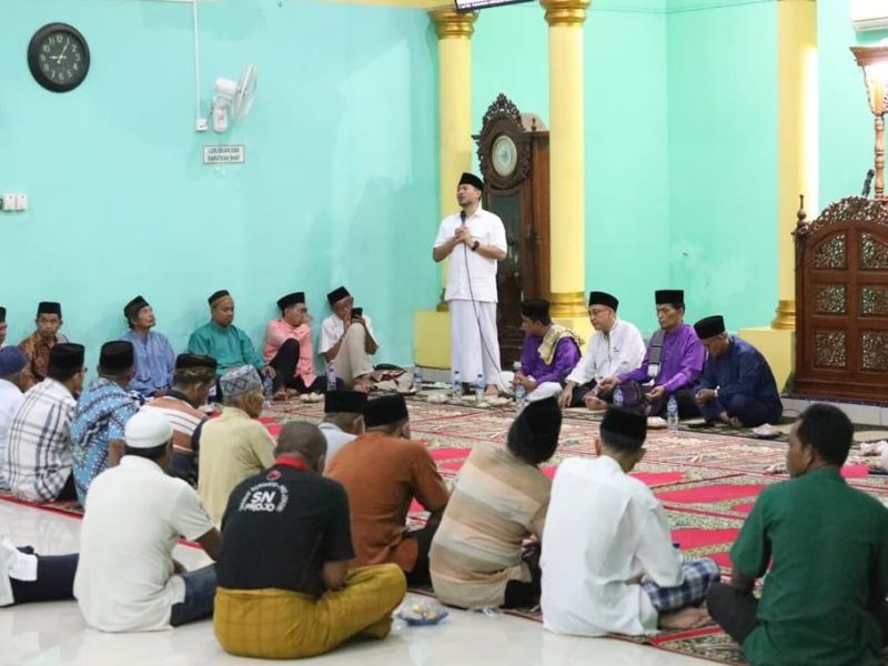 Ketua Dewan Perwakilan Rakyat Daerah (DPRD) Kota Batam Nuryanto SH MH saat menyambangi warga dan jamaah di Komplek Maritime Square Jodoh di Masjid Jami Baitul Ulum pada Selasa (18/4/2023) malam. Foto: INIKEPRI.COM 