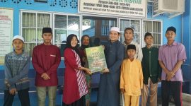 Pejabat YSAI ibu Suyati salurkan Ifthar kurma ke panti asuhan. Foto: INIKEPRI.COM 