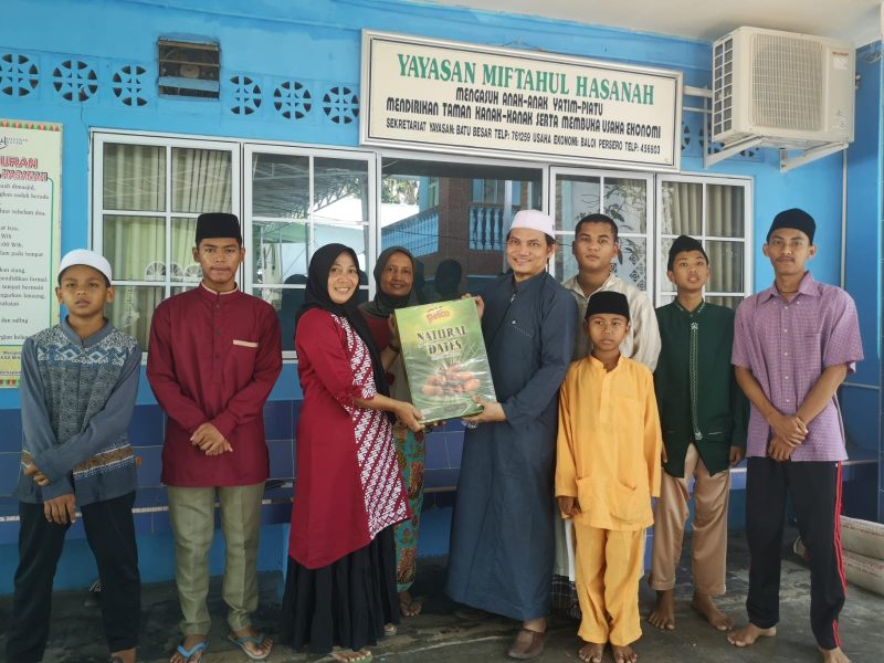 Pejabat YSAI ibu Suyati salurkan Ifthar kurma ke panti asuhan. Foto: INIKEPRI.COM 
