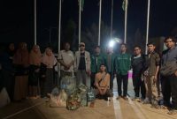 Sejumlah WNI di Sudan mendapat bantuan logistik dari KBRI Khartoum pada Selasa (18/4/2023), di tengah konflik militer yang sedang berkecamuk di negara itu. ANTARA/HO-KBRI Khartoum.