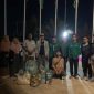Sejumlah WNI di Sudan mendapat bantuan logistik dari KBRI Khartoum pada Selasa (18/4/2023), di tengah konflik militer yang sedang berkecamuk di negara itu. ANTARA/HO-KBRI Khartoum.