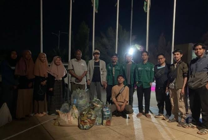 Sejumlah WNI di Sudan mendapat bantuan logistik dari KBRI Khartoum pada Selasa (18/4/2023), di tengah konflik militer yang sedang berkecamuk di negara itu. ANTARA/HO-KBRI Khartoum.