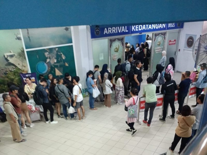 Antrian pendaftaran IMEI di Pelabuhan Internasional Batam Center. Foto: Sentralnews