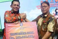 Bantuan hibah untuk Yayasan Dharma Sasana Senggarang senilai Rp100 juta disela menghadiri acara ulang tahun Klenteng Nguan Thiang Sian Tih ke-308 di Senggarang, Kota Tanjungpinang. Foto: Diskominfo Kepri 