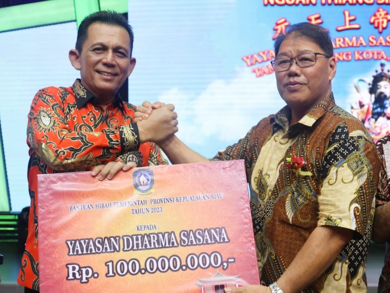 Bantuan hibah untuk Yayasan Dharma Sasana Senggarang senilai Rp100 juta disela menghadiri acara ulang tahun Klenteng Nguan Thiang Sian Tih ke-308 di Senggarang, Kota Tanjungpinang. Foto: Diskominfo Kepri 