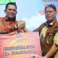 Bantuan hibah untuk Yayasan Dharma Sasana Senggarang senilai Rp100 juta disela menghadiri acara ulang tahun Klenteng Nguan Thiang Sian Tih ke-308 di Senggarang, Kota Tanjungpinang. Foto: Diskominfo Kepri 