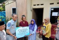 Wali Kota Tanjungpinang, Hj. Rahma, S.IP.,MM., bersama Jasa Raharja menyalurkan santunan kepada ahli waris Andrean Saswara Nasution yang merupakan korban terhadap insiden kecelakaan yang dialami Kapal SB Evelyn Calisca 01 di perairan guntung, Pulau Burung, Kabupaten Inderagiri Hilir (Inhil), Provinsi Riau pada Kamis, (27/4/2023) lalu. Foto: Diskominfo Kepri 