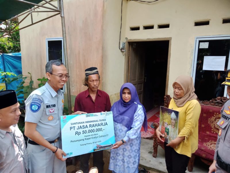 Wali Kota Tanjungpinang, Hj. Rahma, S.IP.,MM., bersama Jasa Raharja menyalurkan santunan kepada ahli waris Andrean Saswara Nasution yang merupakan korban terhadap insiden kecelakaan yang dialami Kapal SB Evelyn Calisca 01 di perairan guntung, Pulau Burung, Kabupaten Inderagiri Hilir (Inhil), Provinsi Riau pada Kamis, (27/4/2023) lalu. Foto: Diskominfo Kepri 