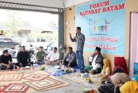 Wakil Wali Kota Batam Amsakar Achmad menceritakan kisah hikmah masyur sarat makna saat Halal Bil Halal Forum Sahabat Batam di Sekretariat Forcab Victoria Blok AA di Tanjung Riau, Sekupang, Minggu (30/4/2023) pagi. Foto: MC Batam 