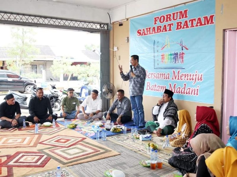 Wakil Wali Kota Batam Amsakar Achmad menceritakan kisah hikmah masyur sarat makna saat Halal Bil Halal Forum Sahabat Batam di Sekretariat Forcab Victoria Blok AA di Tanjung Riau, Sekupang, Minggu (30/4/2023) pagi. Foto: MC Batam 