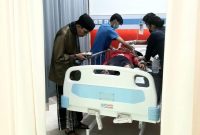 Wakil Wali Kota Batam Amsakar Achmad saat di rumah sakit membawa korban lakalantas. Foto: MC Batam 