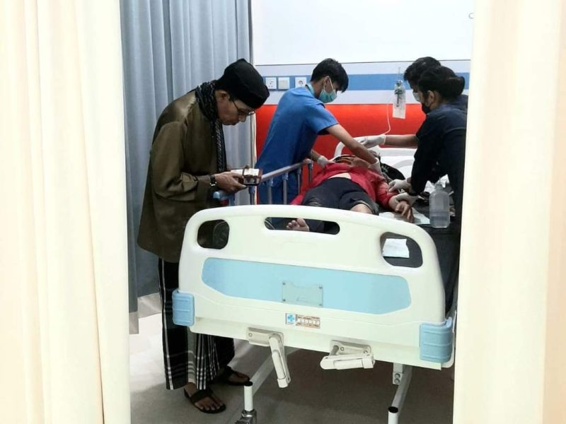 Wakil Wali Kota Batam Amsakar Achmad saat di rumah sakit membawa korban lakalantas. Foto: MC Batam 