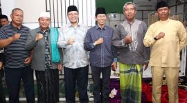 Wakil Wali Kota Batam Amsakar Achmad saat Halal bihalal dan Silaturahmi antar Warga RW 021 Perumahan Bida Asri 3 di Masjid Mambaul Hikmah, Nongsa, Senin (2/5/2023). Foto: MC Batam 