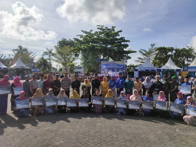 Wali Kota Tanjungpinang, Hj. Rahma, S.IP,MM., menjadi inspektur upacara dalam rangka peringatan Hari Pendidikan Nasional (Hardiknas) tahun 2023 di Lapangan Pamedan Ahmad Yani, Tanjungpinang, Kepulauan Riau, Selasa (2/5/2023). Foto: Diskominfo Tanjungpinang 