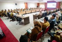 Rapat Persiapan Penyusunan Anggaran Pendapatan dan Belanja Daerah (APBD) Provinsi Kepri Tahun Anggaran 2024 bersama seluruh Kepala Organisasi Perangkat Daerah (OPD) di Ruang Rapat Utama, Lt.4, Kantor Gubernur, Dompak. Foto:Diskominfo Kepri 