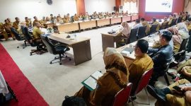 Rapat Persiapan Penyusunan Anggaran Pendapatan dan Belanja Daerah (APBD) Provinsi Kepri Tahun Anggaran 2024 bersama seluruh Kepala Organisasi Perangkat Daerah (OPD) di Ruang Rapat Utama, Lt.4, Kantor Gubernur, Dompak. Foto:Diskominfo Kepri 