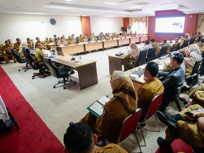Rapat Persiapan Penyusunan Anggaran Pendapatan dan Belanja Daerah (APBD) Provinsi Kepri Tahun Anggaran 2024 bersama seluruh Kepala Organisasi Perangkat Daerah (OPD) di Ruang Rapat Utama, Lt.4, Kantor Gubernur, Dompak. Foto:Diskominfo Kepri 