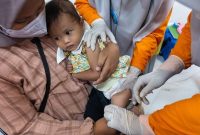 Pemerintah Indonesia terus mengejar cakupan imunisasi dasar untuk melindungi anak-anak Indonesia dari berbagai penyakit yang dapat dicegah dengan Imunisasi, terutama adanya Kejadian Luar Biasa (KLB) campak dan polio yang terjadi. Foto: Kemenkes
