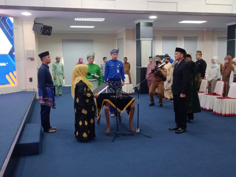 Wali Kota Tanjungpinang, Hj. Rahma, S.IP.,MM.,melantik Windrasto Dwi Guntoro sebagai Direktur PT. TMB BUMD Tanjungpinang, Selasa (2/5/2023) di Kantor Wali Kota Tanjungpinang, Senggarang. Foto: Diskominfo Tanjungpinang 