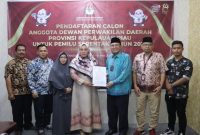 Ria Saptarika saat mendaftar di KPU Kepri. Foto: Istimewa 