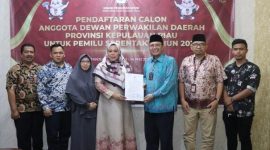 Ria Saptarika saat mendaftar di KPU Kepri. Foto: Istimewa 
